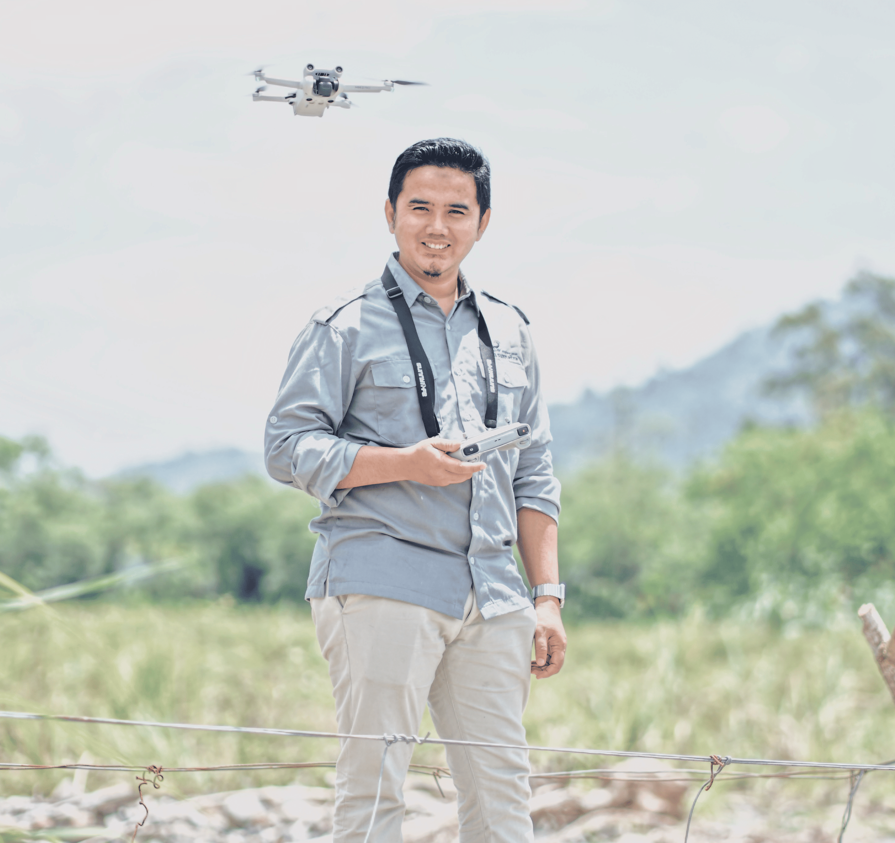 Fikri Heriyanto di lapangan bersama drone survei
